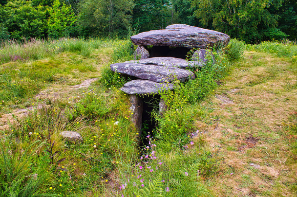 Prehistoryczny pomnik grobowy w Marin, Galicja, północna Hiszpania. Nazywa się "Mamoa do Rei". 3000 p.n.e. Dolmen odbudowany w 2003 r.. - Zdjęcie, obraz