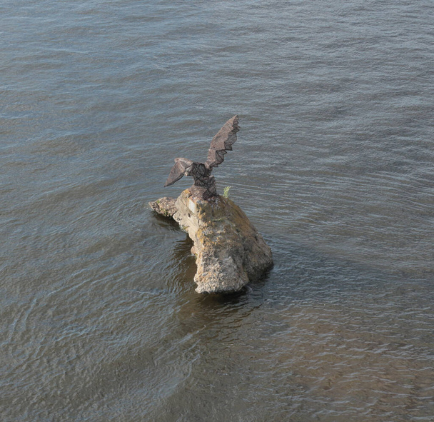 ένα μνημείο σε μια πέτρα κατά μήκος του ποταμού - Φωτογραφία, εικόνα