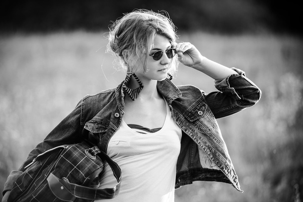 Вінтажний спосіб одягнений ян красива жінка йде на відкритому повітрі в літній час
 - Фото, зображення