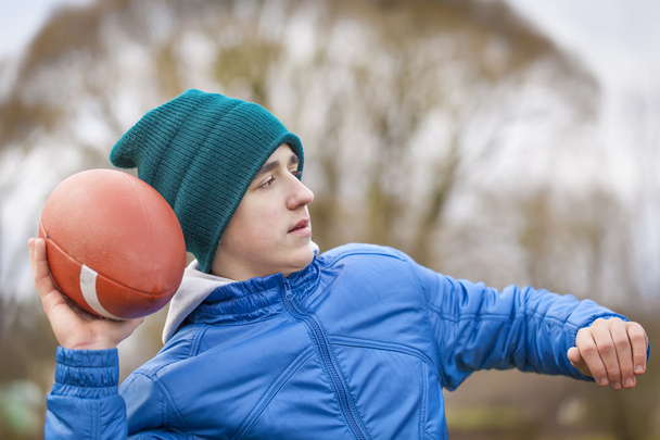 Adolescente con pallone da rugby episodio 2
 - Foto, immagini