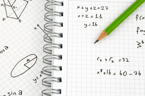 Close-up van met de hand geschreven wiskundige formules. Onderwijsconcept - Foto, afbeelding