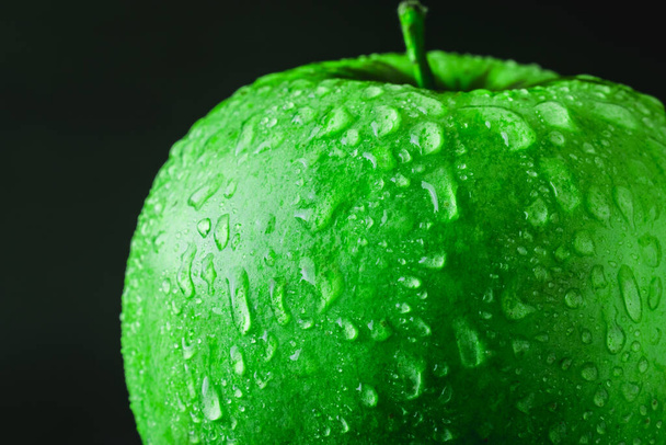 wet green apple on black background - Foto, afbeelding