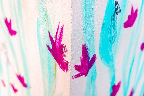 Güzel dekoratif pembe çiçekler bir duvara boyanmış. - Fotoğraf, Görsel