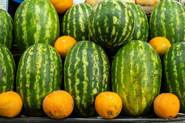 Складані ряди свіжих фруктів на ринку
 - Фото, зображення
