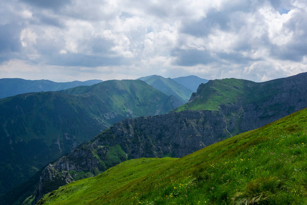 Stormwolken boven de bergketen. Tatragebergte. - Foto, afbeelding