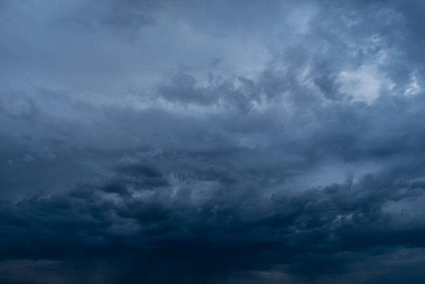 Dramatik fırtınalı karanlık bulutlu gökyüzü, doğal fotoğraf arkaplanı - Fotoğraf, Görsel
