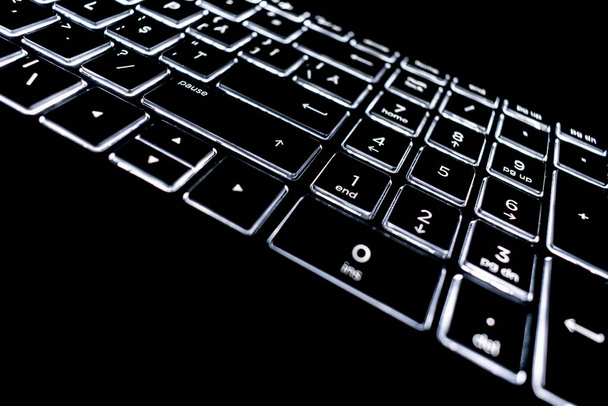 Gros plan de l'éclairage du clavier de l'ordinateur portable, clavier rétro-éclairé - Photo, image
