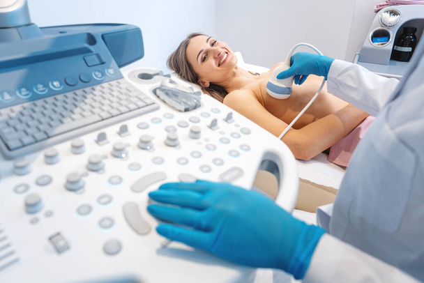 Kadın hasta göğüs kanserini önlemek için ultrason taraması yaptırıyor. - Fotoğraf, Görsel