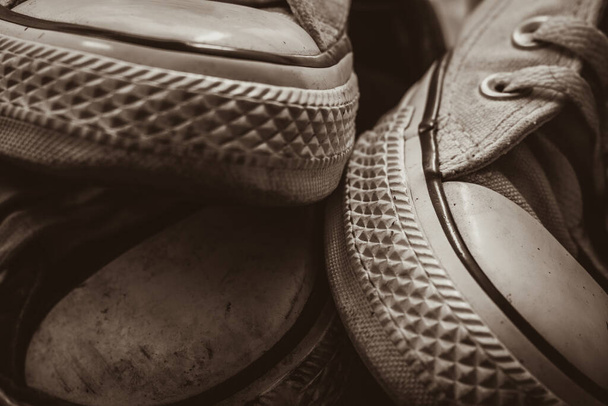 Staré boty na hnědém dřevě pozadí - Fotografie, Obrázek