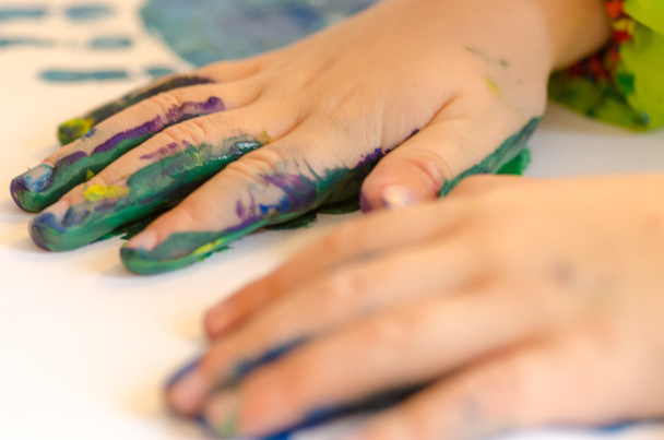 Child painting with hands - Φωτογραφία, εικόνα