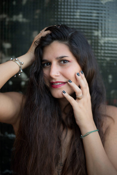 joven modelo estudiante usa maquillaje casual
 - Foto, imagen