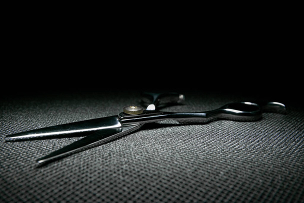 професійні ножиці на чорному фоні
 - Фото, зображення