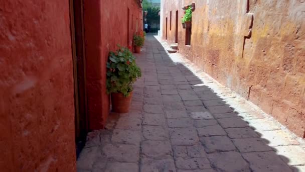 Calles estrechas y paredes rojas profundas alrededor del Monasterio de Santa Catalina (Convento de Santa Catalina), ciudad de Arequipa, Perú
 - Metraje, vídeo