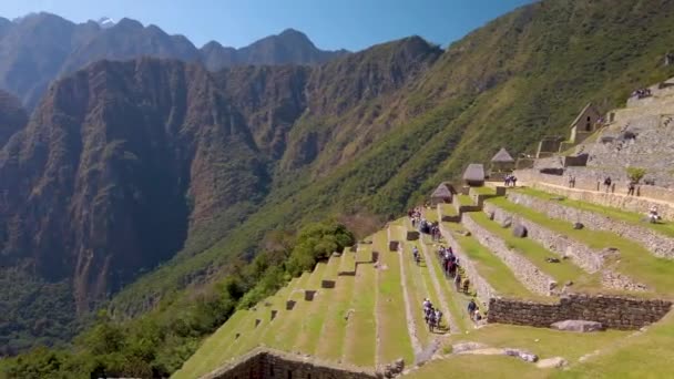 Citadela Machu Picchu s pohořím Huayna Picchu, pohořím, terasami pro pěstování potravin a obilovin. Cusco region, Peru - Záběry, video