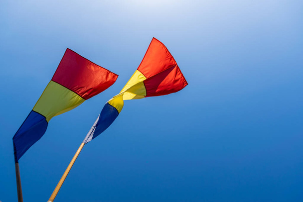 vlajka Rumunska ve větru - Fotografie, Obrázek