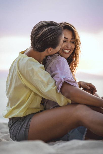 Šťastný ženský gayové pár těší letní den na pláži - Fotografie, Obrázek