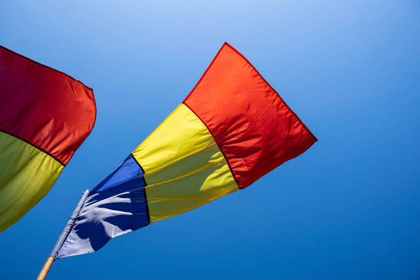 Romanian lippu tuulessa - Valokuva, kuva