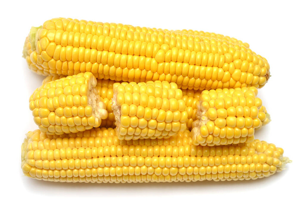 Kukorica elszigetelt fehér háttérrel. Felülnézet, lapos fektetés - Fotó, kép