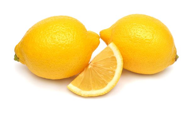 Sitruuna kokonainen ja viipale hedelmät eristetty valkoisella pohjalla. Täydellisesti korjattu, kuvan täysi syvyys. Top view, tasainen lay
 - Valokuva, kuva