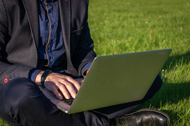 Junge Computer-Tablets arbeiten draußen. Student Mann im Freien mit Business-Online-Technologie im Sommer Naturpark. Personen mit Laptop. Glückliche Hipster junge Fernstudium-Konzept. - Foto, Bild
