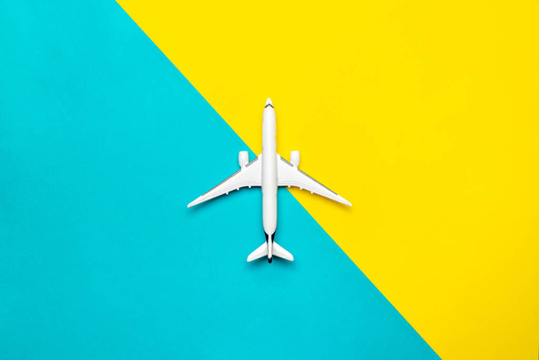 Jogar avião brinquedo branco no conceito de viagem de voo. avião céu ou aeronave em voar fundo amarelo e azul brilhante
. - Foto, Imagem