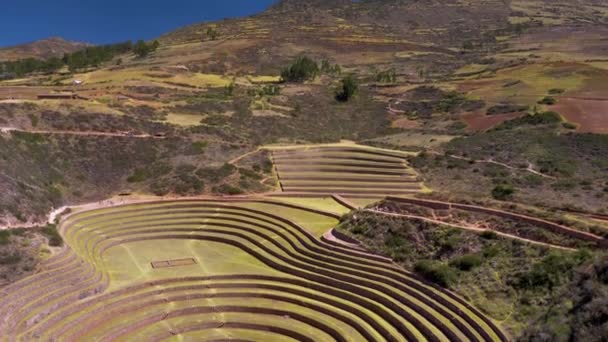 Pohled shora na Inca terasy v Moray, Peru. Byly použity pro zemědělské experimenty. - Záběry, video