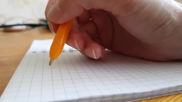 mano con pluma sobre una hoja en blanco de cuaderno - Imágenes, Vídeo