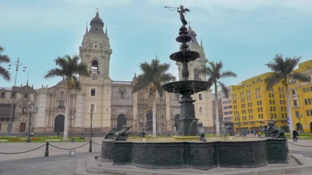 ペルー・リマ市のアルマス広場(メイン広場)中央噴水からのリマ大聖堂の眺め - 映像、動画