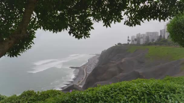 Deniz fenerinin önündeki sisli bir günde sahil manzarası Miraflores, Lima City, Peru 'daki Malecon' da.. - Video, Çekim