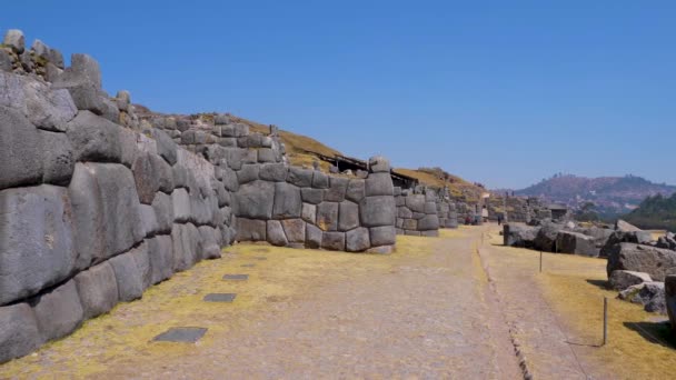 Ściany obronne tworzące mury twierdzy Sacsayhuaman. Duże rzeźbione bloki kamienne ważące tony umieszczone idealnie. Cusco, Peru - Materiał filmowy, wideo