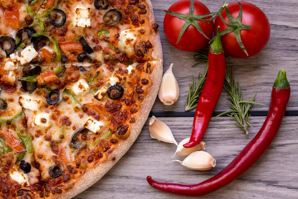 Pizza casera caliente de Pepperoni lista para comer
 - Foto, Imagen