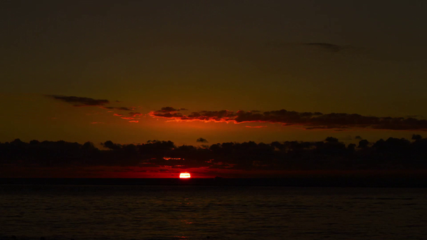 czerwony stonowanych plaża zachód timelapse w mauritius - Materiał filmowy, wideo