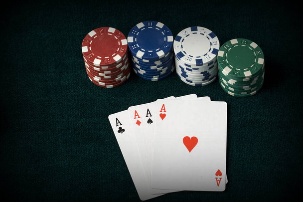 Ейс грає в карти з червоними кістками. Ставки на казино та азартні ігри концепція та покерні фішки
. - Фото, зображення