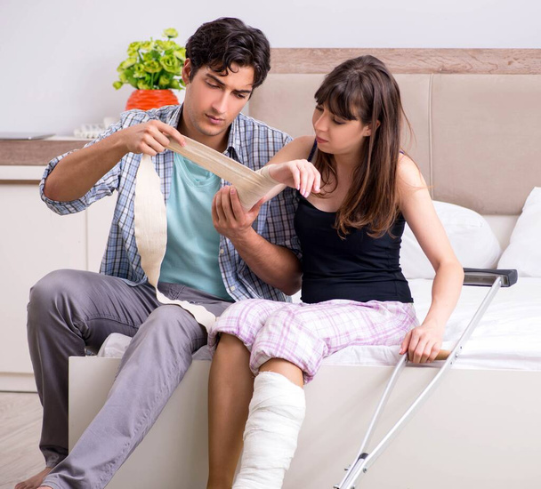 Cuidar marido cuidar de su esposa lesionada
 - Foto, Imagen