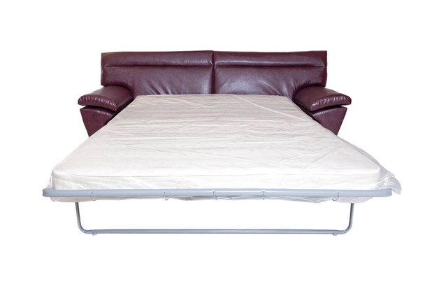 canapé en cuir avec matelas prolongé pour dormir isolé sur blanc. canapé moderne - Photo, image