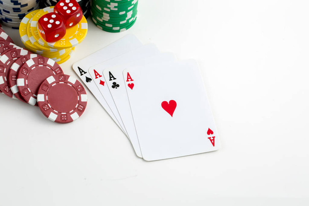 赤いサイコロでエースのトランプ。カジノベットとギャンブルのコンセプトとポーカーチップ. - 写真・画像