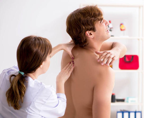 młoda kobieta lekarz kręgarz masaż męski pacjent - Zdjęcie, obraz