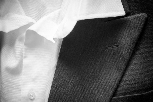 Gömleği açık iş ceketi üzerindeki takım elbise deseninin yakın çekimi. - Fotoğraf, Görsel