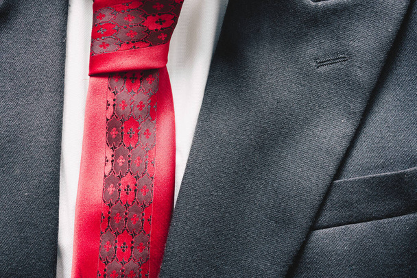 スーツのテクスチャと赤いネクタイの閉鎖 - 写真・画像