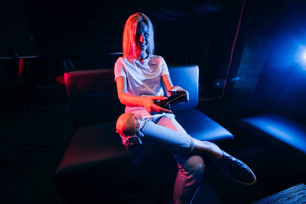 Mädchen hält Gamepad in Händen und spielt Videospiele - Foto, Bild