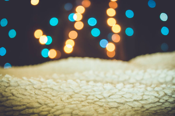 Fondo de Navidad con ramas de pino, regalos y conos de pino con luces azules y amarillas. Coloridas chucherías, decoraciones navideñas azules
 - Foto, Imagen