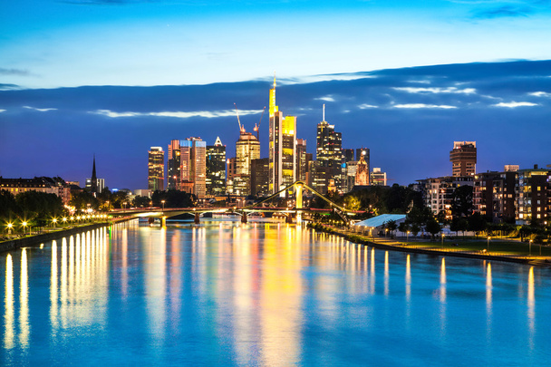 piękny widok na panoramę Frankfurtu nad Menem o zmierzchu, Niemcy - Zdjęcie, obraz