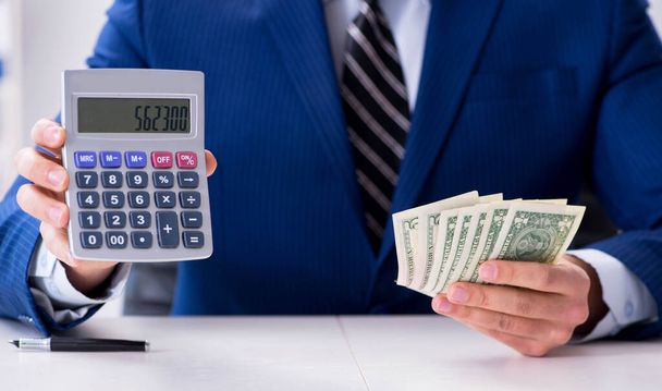 Boekhouder berekent dollars met rekenmachine in functie - Foto, afbeelding