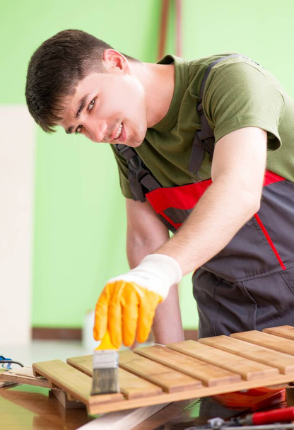 Joven carpintero trabajando en taller - Foto, Imagen