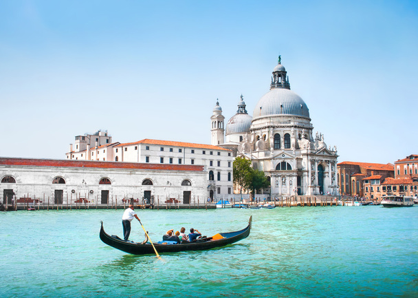 Gôndola no Canal Grande com Basílica de Santa Maria della Saudação ao fundo, Veneza, Itália - Foto, Imagem