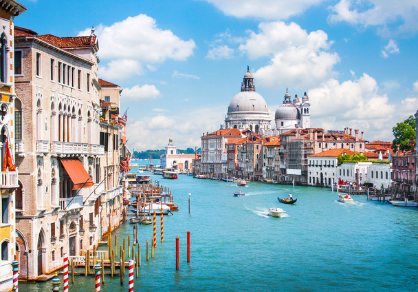 Canal Grande con Basílica de Santa Maria della Salute en Venecia, Italia
 - Foto, imagen