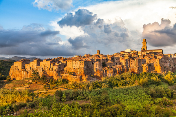 Cidade medieval de Pitigliano ao pôr do sol, Toscana, Itália
 - Foto, Imagem