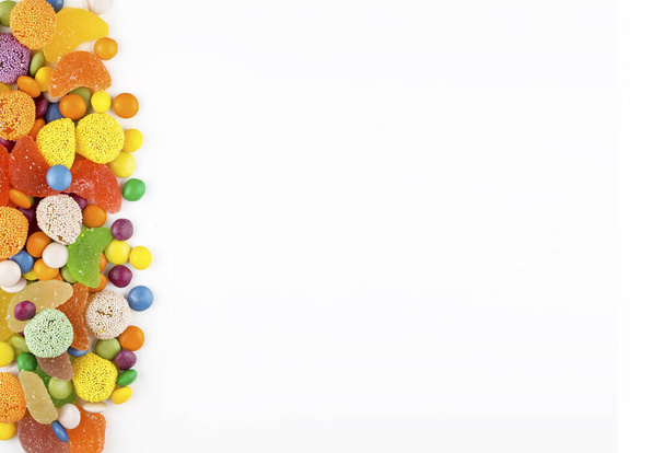 Барвисті льодяники і різні кольорові круглі цукерки. Вид зверху
. - Фото, зображення