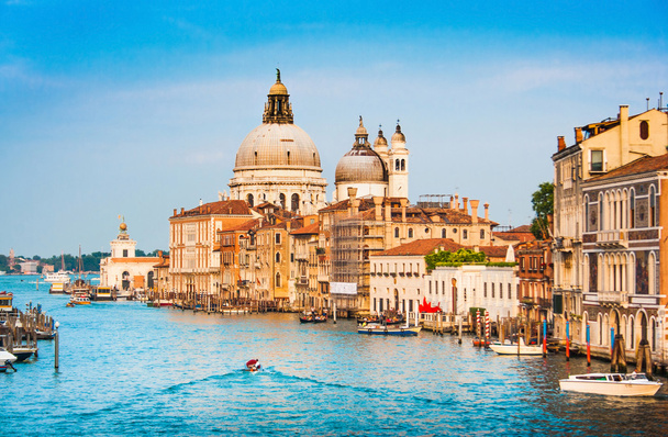 Canal Grande con Basílica de Santa Maria della Salute al atardecer en Venecia, Italia
 - Foto, imagen