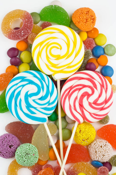 Барвисті льодяники і різні кольорові круглі цукерки. Вид зверху
. - Фото, зображення